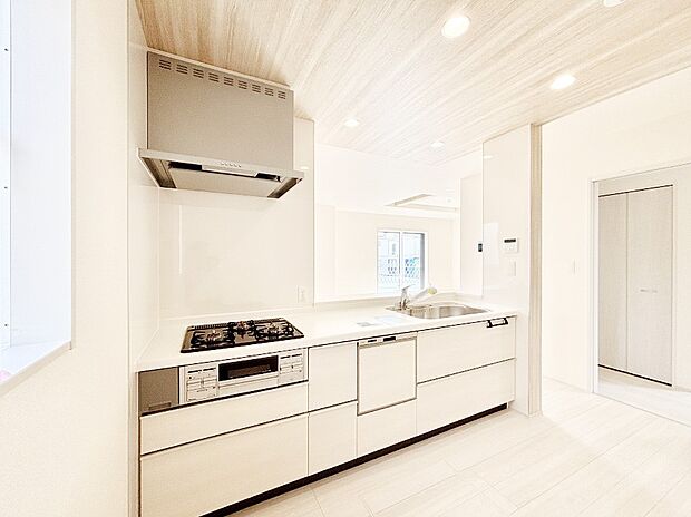 ご家族の会話弾む対面キッチン。お料理中のパパママもご家族と過ごす時間が増えそう！