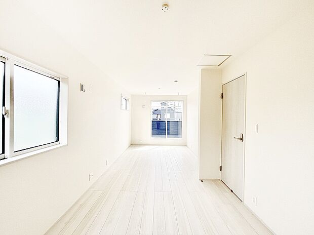 ライフスタイルに合わせて2部屋として利用できる広々とした洋室。　