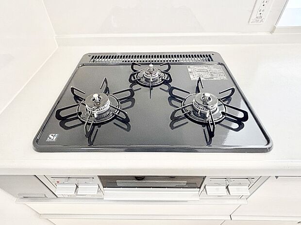 ガスコンロはＳｉセンサー搭載。火力調節や焦げ付き・消し忘れも防いでくれます。