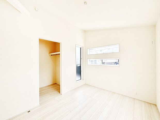 プライバシーを守りつつ、明るさも取り込めるお洒落なサッシもお部屋のアクセントに！