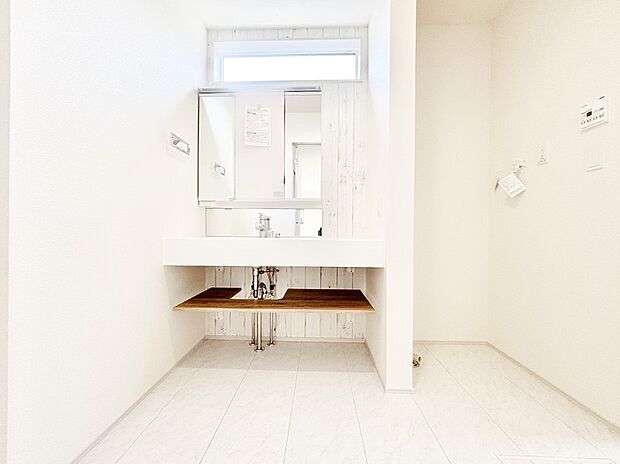 ゆとりの洗面スペースで朝の身支度もスムーズに！