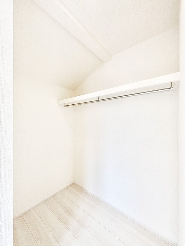 衣類をハンガーに掛けたまま収納できるWIC。衣類の整理整頓がしやすくて便利です！