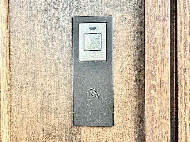 ボタンを押してかざすだけ！玄関ドアは電子キー仕様です。