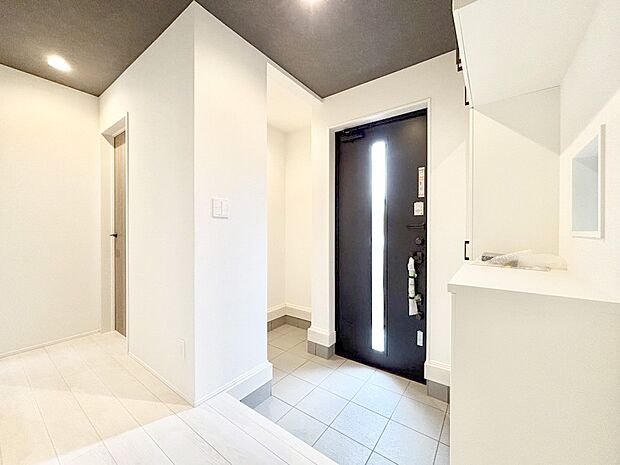 明るい玄関はお客様をお出迎えするのにぴったりです！ 