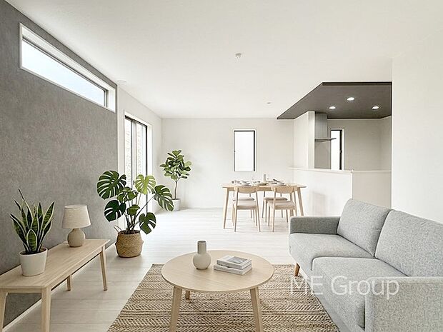 ご家族の賑やかな話し声で包まれる明るいリビング ※家具はCGです