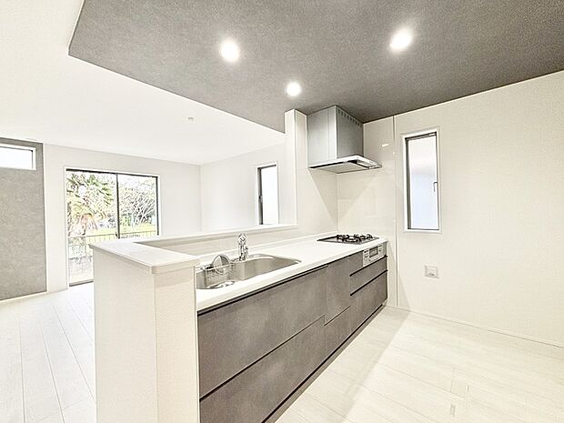 爽やかな風が通り抜けるキッチン。窓があるので明るく換気にも役立ちます。