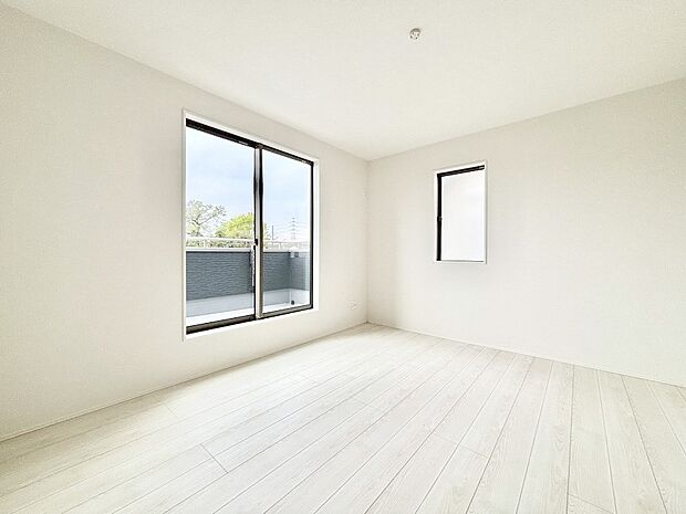 明るいバルコニーサイドに洋室を設置。目覚めの良い寝室に。