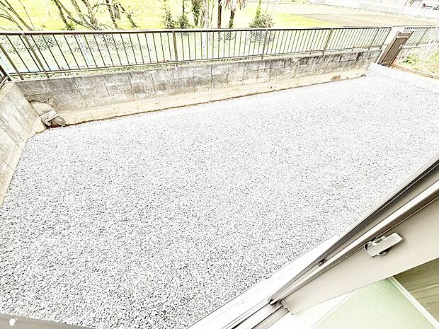 プランターを並べて季節のお花を楽しめるお庭付き。