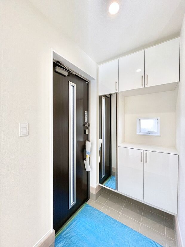 ミラー付きシューズボックスはお出かけ前の身だしなみチェックに便利