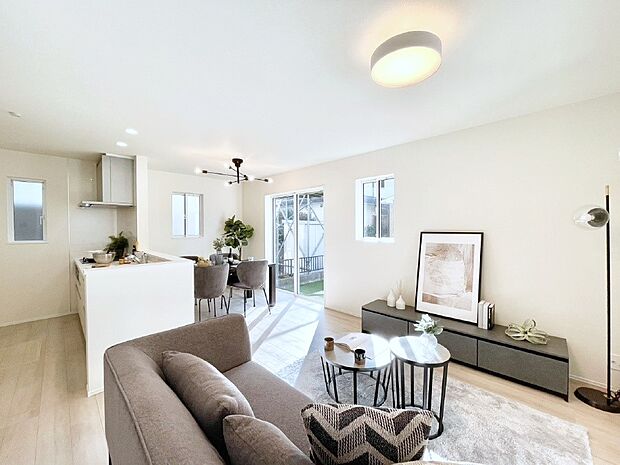 日当たりのいいリビングでゆったりとしたティータイムを! お気に入りのグリーンを飾れば更に心地よさがアップ!