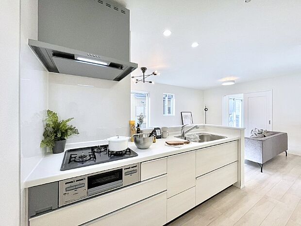 カウンター越しに楽しいおしゃべり。いつものお料理がもっと美味しくなりそうですね。