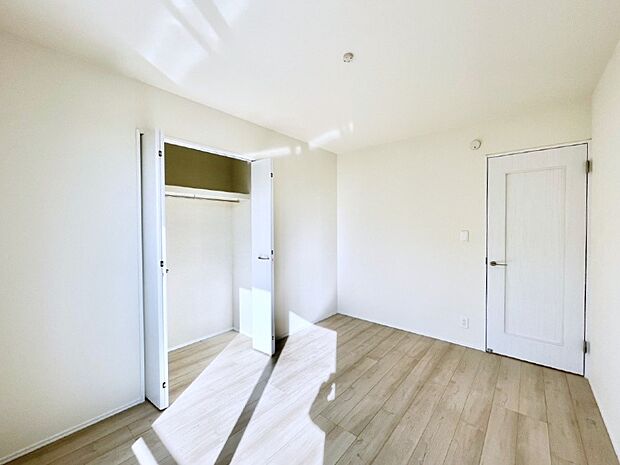 使いやすい形でベットや家具の置き方にも困ることもありません。