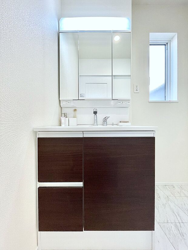 大きく見やすい三面鏡で清潔感ある洗面台は、身だしなみチェックや肌のお手入れにおすすめです。