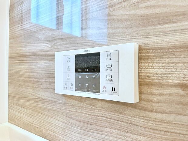 スイッチ1つで一定量の湯を浴槽に張ったり、保温や追い焚きが可能!