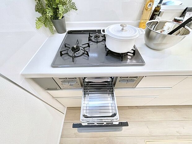 ガスコンロはＳｉセンサー搭載。火力調節や焦げ付き・消し忘れも防いでくれます。