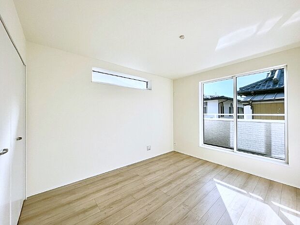 明るいバルコニーサイドに洋室を設置。目覚めの良い寝室に。