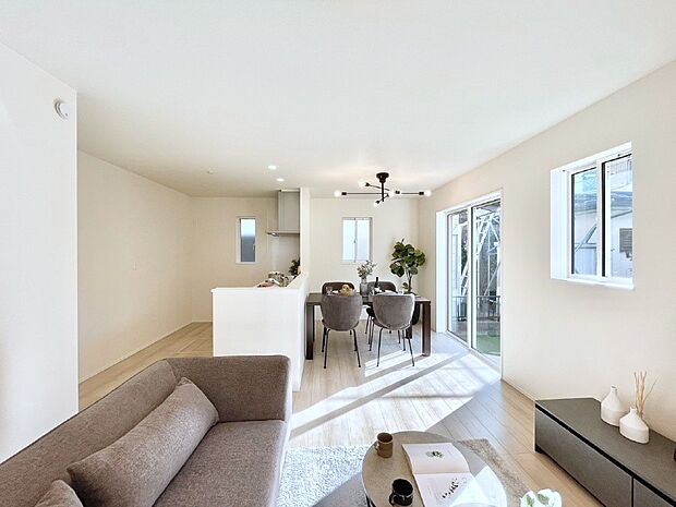 家族の笑顔が自然と生まれてくる、そんな雰囲気のダイニングに仕上がっています。