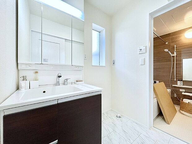 小窓がついているので湿気の多い場所でも換気が十分行えます。毎日の身支度を気持ち良く!