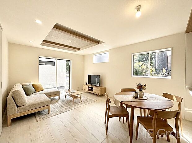 ご家族の賑やかな話し声で包まれる明るいリビング ※家具はCGです