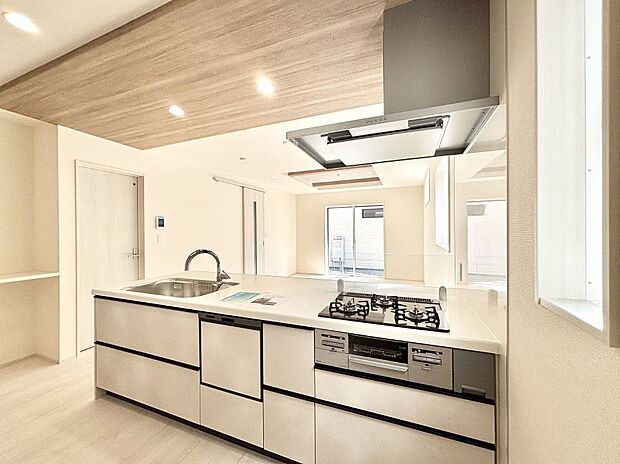 爽やかな風が通り抜けるキッチン。窓があるので明るく換気にも役立ちます。