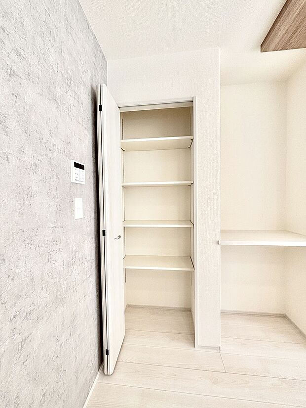 キッチン横収納!食材のストックはもちろん、日用品の収納など使い方はいろいろ!