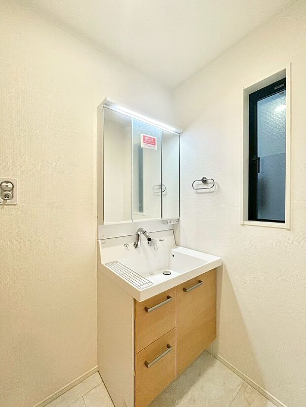 大きく見やすい三面鏡で清潔感ある洗面台は、身だしなみチェックや肌のお手入れにおすすめです。 