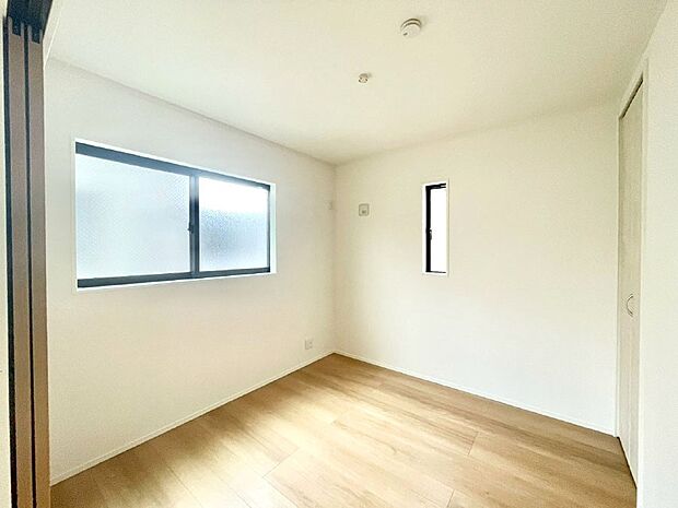 2面採光の洋室。窓から入り込む陽光がお部屋全体を優しく包み込みます！