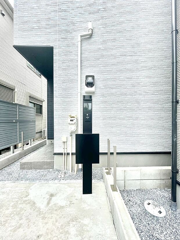 シンプルデザインのポスト。