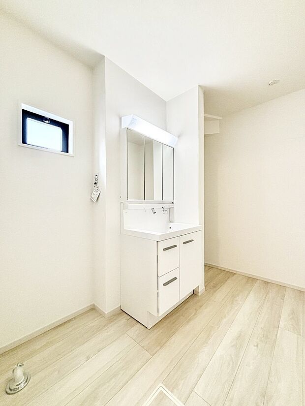 清潔感ある洗面化粧室で朝の身支度も快適