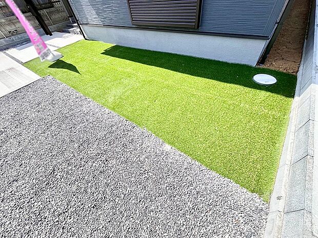 プランターを並べて季節のお花を楽しめるお庭付き。