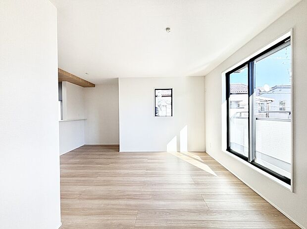 明るい陽光が注ぎ、寛ぎの雰囲気に満たされるリビング・ダイニング。