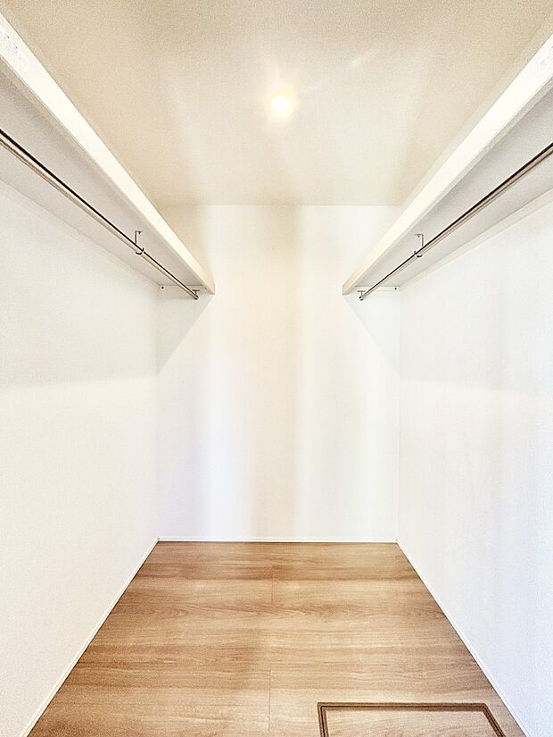 衣類をハンガーに掛けたまま収納できるWIC。衣類の整理整頓がしやすくて便利です！