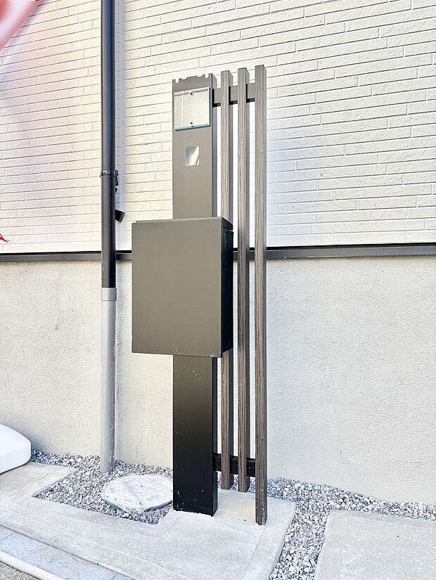 シンプルデザインのポスト。