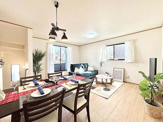 大きな窓からたっぷりの陽光と風を感じられるリビング