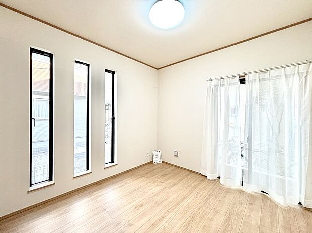 窓からのやさしい光が心地よいプライベートルーム