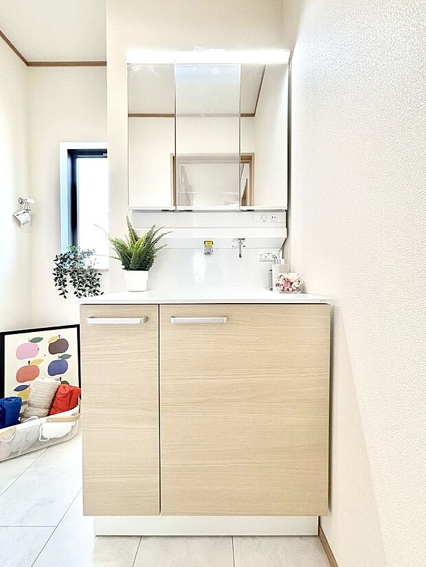 大きく見やすい三面鏡で清潔感ある洗面台は、身だしなみチェックや肌のお手入れにおすすめです。 