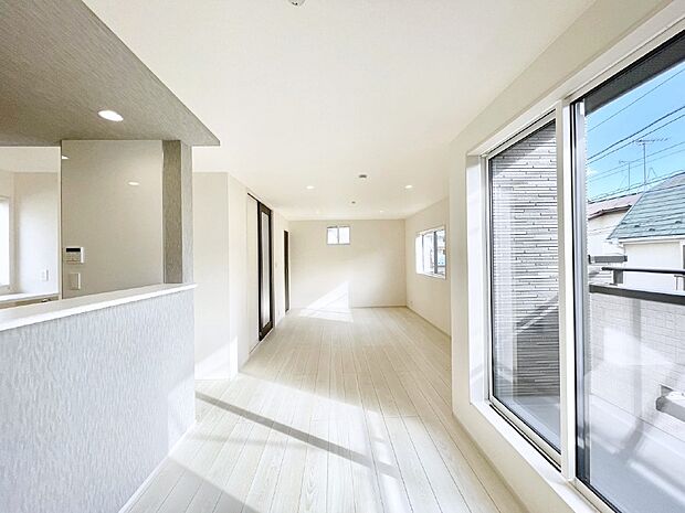 大きな窓からたっぷりの陽光と風を感じられるリビング