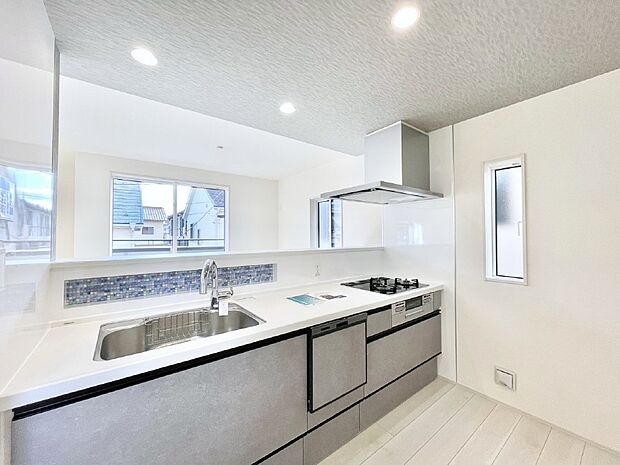 カウンター越しに楽しいおしゃべり。いつものお料理がもっと美味しくなりそうですね。