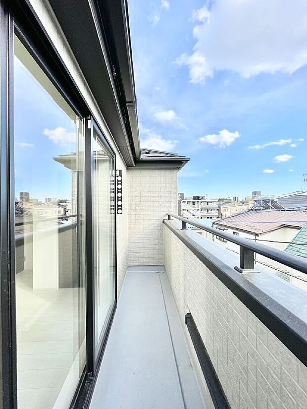 暖かな陽光が降り注ぐバルコニーはお洗濯におすすめ。爽やかな風も心地よいです。 