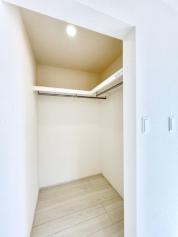 ウォークインクローゼット付きで生活空間を広く利用できます。