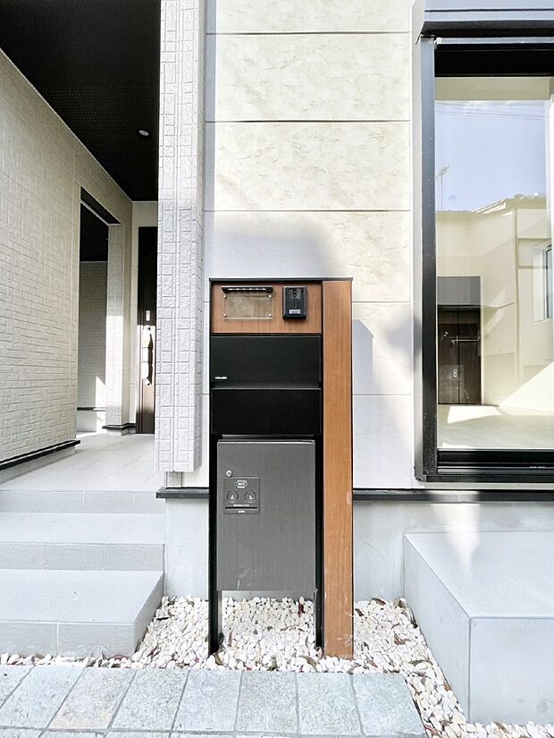 表札・インターホン・ポスト・宅配BOXをひとつに集約。エントランスになじむシンプルデザイン。