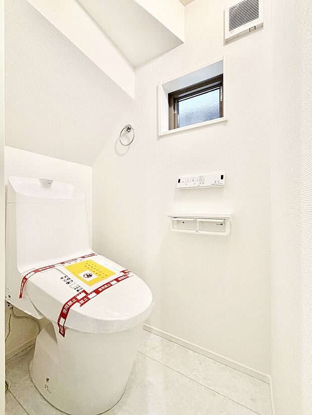 明るく清潔感のあるトイレです。