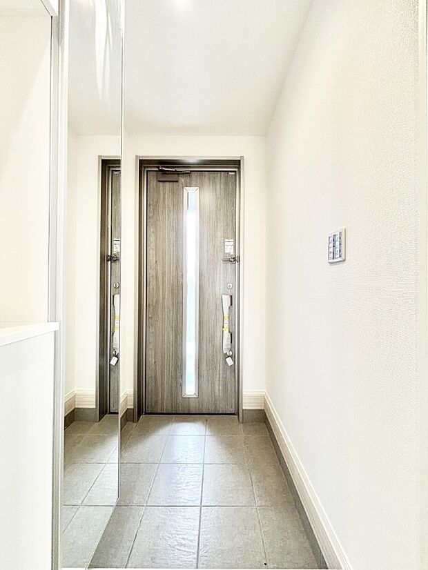 明るい陽光が入り込む玄関。ご家族の靴もスッキリ収納できる玄関収納付き!