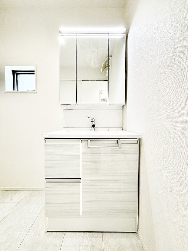 スタイリングに便利な三面鏡、ミラーキャビネットで細かい物スッキリ