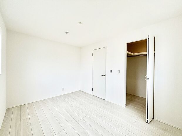 ウォークインクローゼットがあるお部屋!季節ごとの入れ替えも不要で便利です。