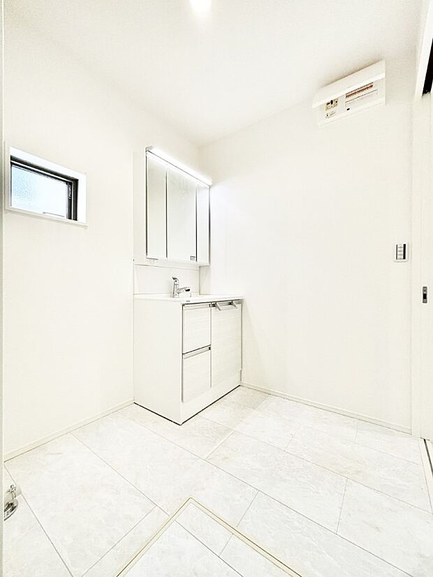 清潔感溢れるホワイトカラーを基調としたランドリースペース