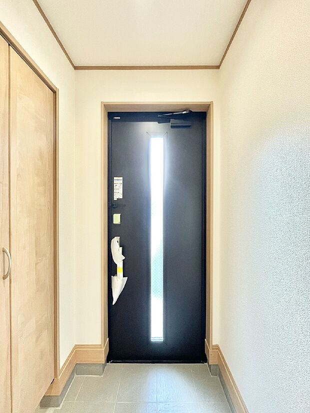 ガラススリットの入った玄関ドアが室内に光を届けてくれます