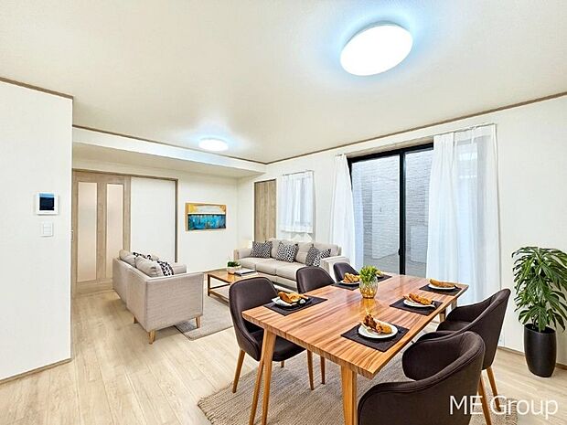 ご家族の賑やかな話し声で包まれる明るいリビング ※家具はCGです