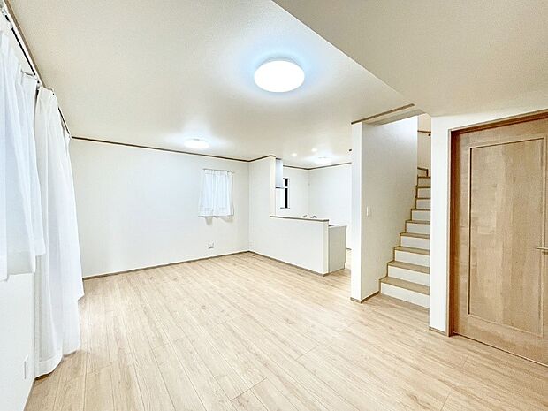 内装「ただいま」「おかえり」家族とのコミュニケーションが深まるリビングイン階段。