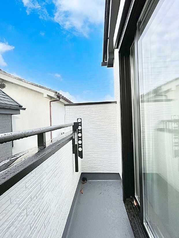 広々バルコニーでお洗濯物が気持ちよく乾きます。